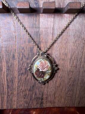Vintage Sarah Coventry Signed Rose Blossom Contessa Cameo Pendant Necklace